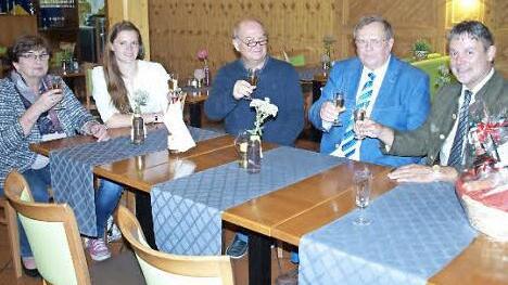 Seit über 30 Jahren verbringt Peter Brahl aus Berlin (Zweiter von rechts) seinen Urlaub in Steinwiesen. Unser Bild zeigt ihn mit (von rechts) Bürgermeister Gerhard Wunder, Bob Neubeck, Katrin Franz und Loni Meisel. Foto: Susanne Deuerling