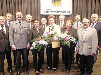 Die Jubiläumsfeier war das Forum für einige Ehrungen: (vorne, von links): Ludwig Sand, André Wüstner, Edeltraud Herrler, Maria Stöcker, Rosi Hufnagel, Dieter Aheidt; (hinten): Gerhard Stärk, Friedrich Rau, Gerhard Stratmann, Franz Herrler, Hans Sahm und Klaus Voshage. Foto: Schaar
