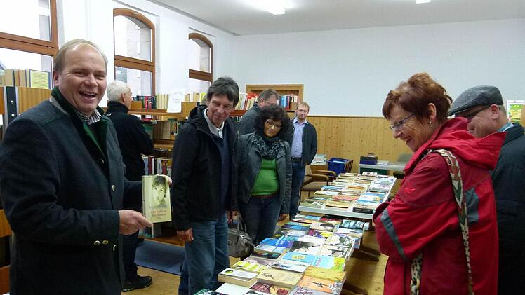 Die Räte überzeugten sich in der seit Mai dieses Jahres neu gestalteten Gemeindebücherei in der alten Schule in Frohnlach vom Angebot, das von Romanen über Kinder- und Sachbücher bis hin zu guter Literatur geht. Foto: Lothar Weidner