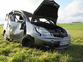 Das verunglückte Fahrzeug: Die Feuerwehr musste die eingeklemmten Insassen aus dem Auto befreien. Foto: Arkadius Guzy