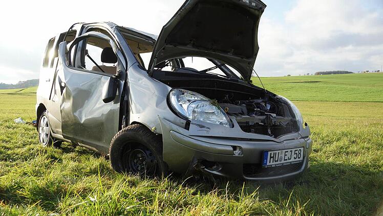 Das verunglückte Fahrzeug: Die Feuerwehr musste die eingeklemmten Insassen aus dem Auto befreien. Foto: Arkadius Guzy