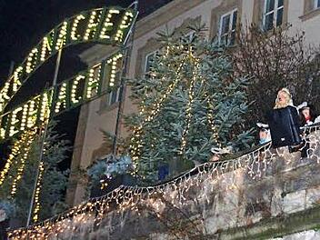 Das Kronacher Christkind besucht den Weihnachtsmarkt. Das Bild entstand bei der Eröffnung.  Foto: Friedwald Schedel