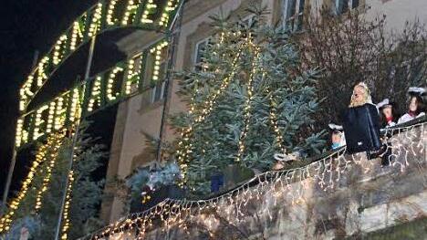 Das Kronacher Christkind besucht den Weihnachtsmarkt. Das Bild entstand bei der Eröffnung.  Foto: Friedwald Schedel