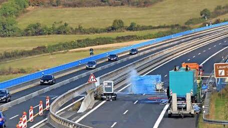 Der Verkehr läuft einspurig auf der Lauertalbrücke.