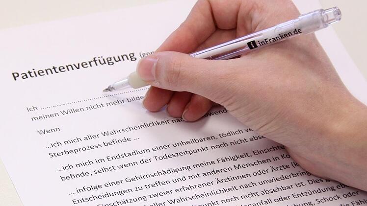 Wer eine Patientenverfügung schreiben will, sollte sich Zeit nehmen, seine Vertrauenspersonen informieren und einen Arzt um Rat fragen.  Foto: Ronald Heck
