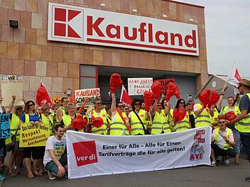 Wollen auch am heutigen Samstag streiken: die Frauen - und wenigen Männer - von Kaufland.  Foto: Susanne Will
