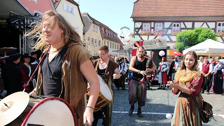 Die Mittelalterband sorgte für den passenden Ton. Foto: Bettina Knauth