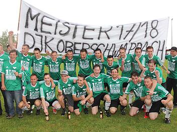 Zum ersten Mal in der Vereinsgeschichte ist die DJK Oberschwappach in der nächsten Saison in der Kreisliga vertreten. Es freuen sich (jeweils von links, hintere Reihe: Ehrenvorstand Jürgen Kunzmann, Christian Ullrich, Werner Kraus (verdeckt), Rainer Kunzmann, Konstantin May, Andreas Vogt, Spielertrainer Michael Reugels, André Durst, Maximilian Grümmer, Christian Klug, Danny Merkel, Gabriel May, Jonas Pfister sowie 2. Vorstand Daniel Klug. Vorne: Abteilungsleiter Rolf Schinzel (stehend), Vorsi...