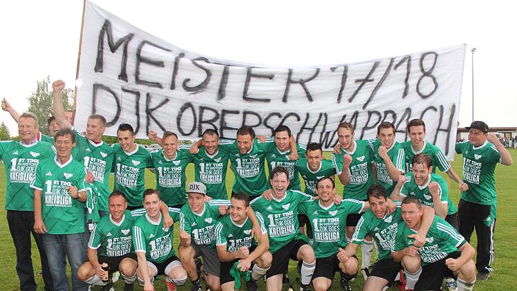 Zum ersten Mal in der Vereinsgeschichte ist die DJK Oberschwappach in der nächsten Saison in der Kreisliga vertreten. Es freuen sich (jeweils von links, hintere Reihe: Ehrenvorstand Jürgen Kunzmann, Christian Ullrich, Werner Kraus (verdeckt), Rainer Kunzmann, Konstantin May, Andreas Vogt, Spielertrainer Michael Reugels, André Durst, Maximilian Grümmer, Christian Klug, Danny Merkel, Gabriel May, Jonas Pfister sowie 2. Vorstand Daniel Klug. Vorne: Abteilungsleiter Rolf Schinzel (stehend), Vorsi...