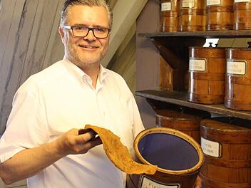 Gernot Priesner auf dem Kräuterboden der Apotheke: Der Schwammpilz wurde einst wegen seiner blutungsstillenden Wirkung eingesetzt. Foto: Ulrike Nauer