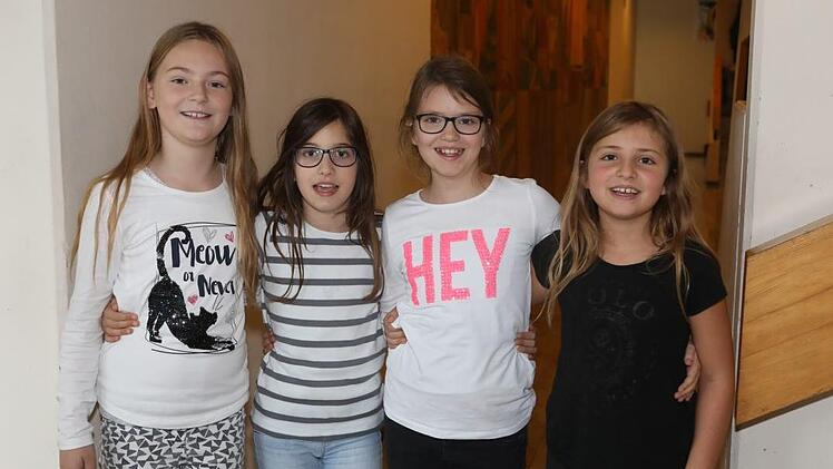 Marie, Romy, Rosalie und Marie (von links) aus der 4a würden auch gerne mal auf eine Zeitreise gehen - ins Mittelalter, in die Steinzeit und - in die NS-Zeit, von der die Großeltern schon  erzählt und über die die Mädchen schon etwas gelesen haben. Foto: Barbara Herbst