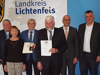 Bei der Ehrung für langjährige Verdienste (von rechts): Hans-Josef Stich, Zweiter Bürgermeister von Bad Staffelstein, Landrat Christian Meißner, Hans Karl Hertel, Willibald Scherbel mit Ehefrau Ingrid und der Redwitzer Bürgermeister Christian Mrosek.  Foto: Alfred Thieret
