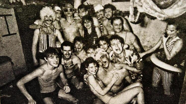 Legendär war die Strandparty im Schlawiner - Mittendrin im Pool Freddy mit Badenixe