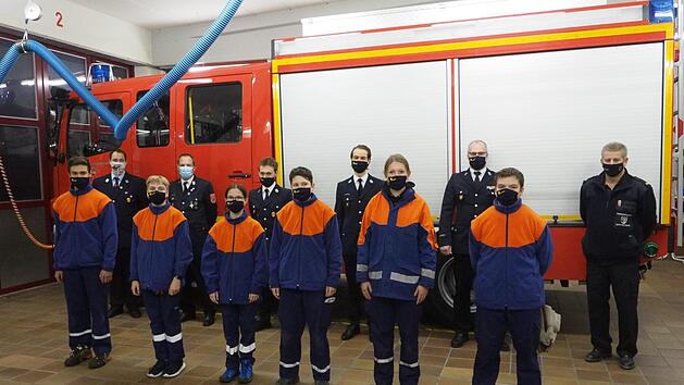 Die Schiedsrichter (hinten v. l.) Sebastian Fell, Andreas Kröber, Niclas Leon Richter, Niklas Rest, Kommandant Ralf Schubert und KBM Steffen Kiesel mit ihren Schützlingen (vorne v.l.) Henri Heuring, Kilian Koch, Julia Schmitt, Julius Keß, Alicia Keßler und Yannik Hippler.  Foto: Georg Schmitt