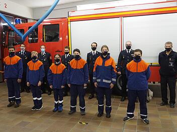 Die Schiedsrichter (hinten v. l.) Sebastian Fell, Andreas Kr&ouml;ber, Niclas Leon Richter, Niklas Rest, Kommandant Ralf Schubert und KBM Steffen Kiesel mit ihren Sch&uuml;tzlingen (vorne v.l.) Henri Heuring, Kilian Koch, Julia Schmitt, Julius Ke&szlig;, Alicia Ke&szlig;ler und Yannik Hippler.  Foto: Georg Schmitt