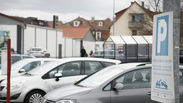 Viel Unübersichtlichkeit herrscht auf den Parkplätzen der Supermärkte im Altlandkreis Brückenau. Dementsprechend geschehen dort viele Unfälle, aber auch Fahrerfluchten.