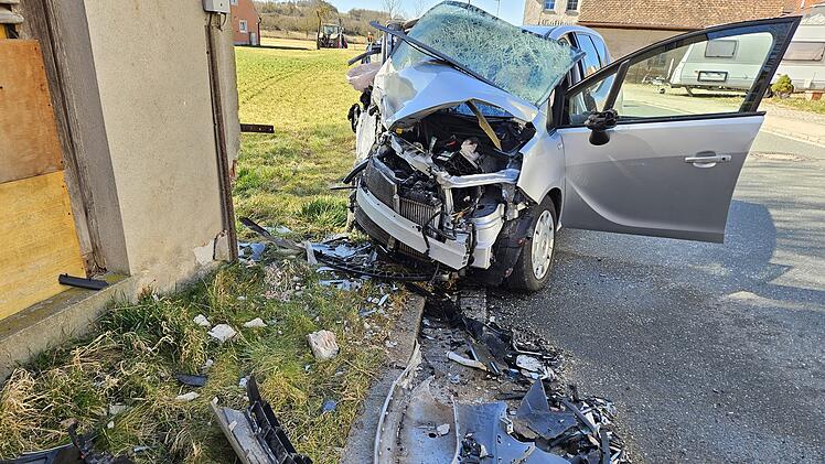 Schwerer Unfall in Oberaltenbernheim: Autofahrerin tot