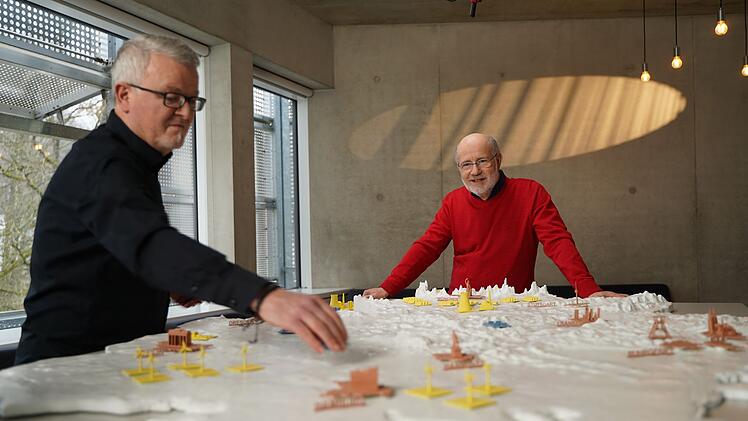 Wie k&ouml;nnen wir die Energieversorgung in Deutschland optimieren? Harald Lesch (rechts) fragt am Helmholtz-Institut f&uuml;r elektrochemische Energiespeicherung in Ulm bei Professor Maximilian Fichtner nach.