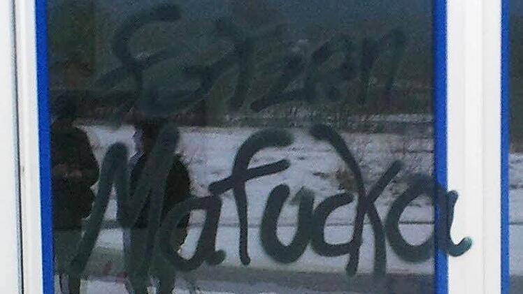 Fenster wurden verunstaltet,