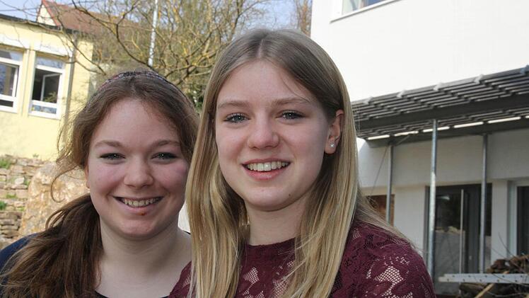 Lena Dickmeis und Verena Haberkorn geben ihrem Leben eine glatte Eins.  Fotos: Diana Fuchs