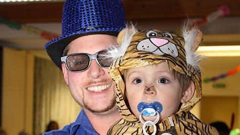 Die Erwachsenen hatten beim Kinderfasching ebenfalls ihren Spaß beim Feiern. Fotos: Gerda Völk