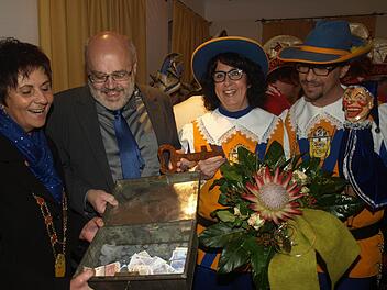 Keine Chance für Bürgermeister Franz Kuhn (2. v.l.): Er musste sich der Übermacht ergeben und Schlüssel und Kasse an Sitzungspräsidentin Silvia Reith (links) sowie das Prinzenpaar Jutta III. (Jutta Markert) und Andreas III. (Andreas Back) herausrücken.  Foto: Stefan Geiger
