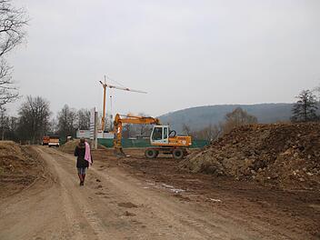 Viel zu sehen gibt es an der Baustelle am Runden Brunnen nicht. Lediglich ein großer Erdhaufen und mehrere Baumaschinen bestimmen das Bild. Wo die Bäume standen, ist nicht mehr sichtbar.  Foto: Kathrin Kupka-Hahn