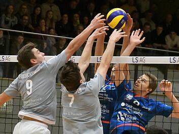 Hammelburgs Felix Bendikowski und Friedrich Fell (rechts) blocken den Ball von Friedrichshafen erfolgreich ab.  Foto: Hopf