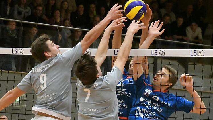 Hammelburgs Felix Bendikowski und Friedrich Fell (rechts) blocken den Ball von Friedrichshafen erfolgreich ab.  Foto: Hopf