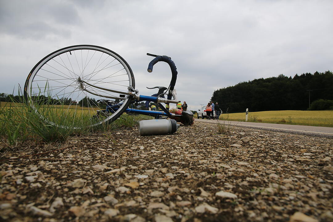 Auto prallt im Landkreis Forchheim mit zwei Radfahrern zusammen