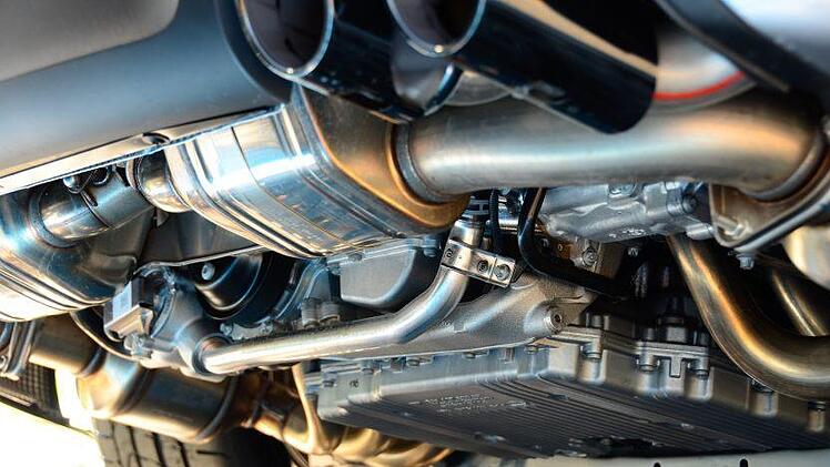 Schwer verletzt worden ist ein dreijähriges Kind bei einem Unfall auf dem Parkplatz eines Verbrauchermarktes in Unterfranken. Symbolbild: pixabay.com/contratempo