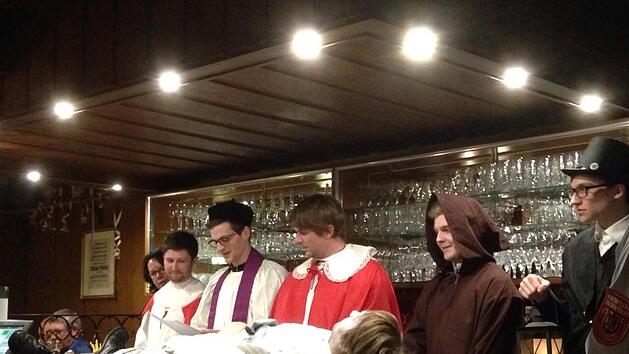 Auf diesem Archivfoto aus dem Jahr 2015 wurde der Steinacher Fasching zu Grabe getragen - heuer ersteht er im Mai wieder auf. Foto: Sebastian Schmitt