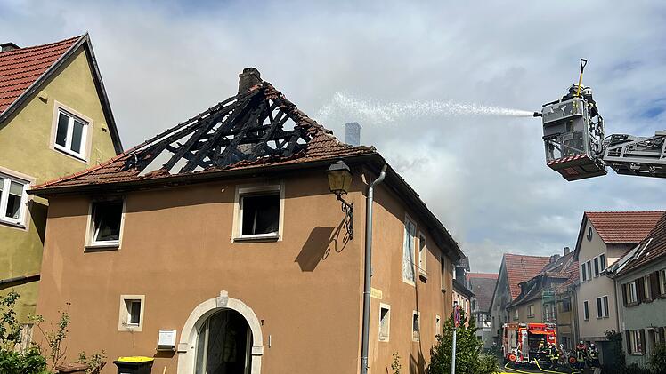 Brand eines Einfamilienhauses in Frickenhausen: Feuerwehr im Einsatz