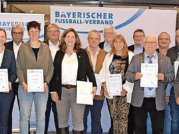 Zwei Geehrte kommen aus dem Fu&szlig;ballkreis Rh&ouml;n: Norbert Hemmerich (5. von rechts) und Norbert Kessler (6.von links). Die Geehrten werden umrahmt von J&uuml;rgen Pfau (BFV-Vizepr&auml;sident/Bezirks-Vorsitzender; links) und Silke Raml (BFV-Vizepr&auml;sidentin; r...