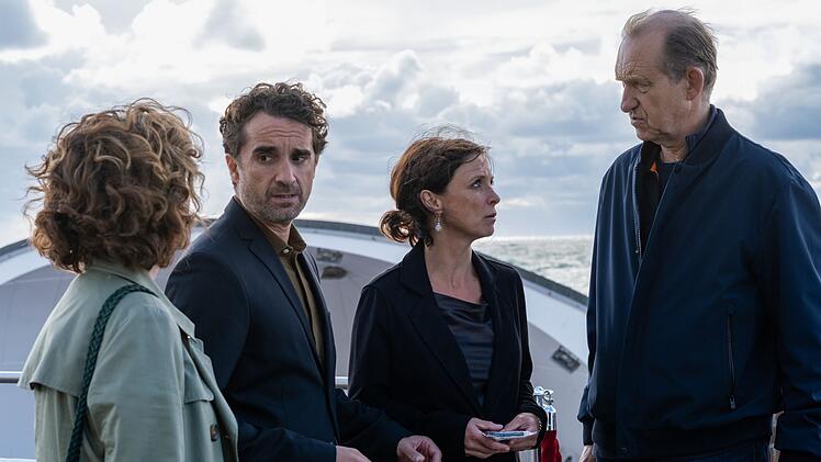 Hinnerk Feldmann (Oliver Wnuk, zweiter von links), Ina Behrendsen (Julia Brendler, zweite von rechts) und Carl Sievers (Peter Heinrich Brix) wollen wissen, wer Lemberg get&ouml;tet hat. Offenbar hat auch Tabea Krawinkel (Viktoria Trauttmansdorff) mit dem Fall zu tun.