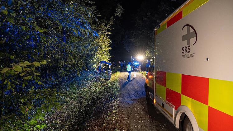 J&auml;ger findet bewusstlosen Mann unter Traktor - 36-J&auml;hriger verletzt in Klinik gebracht