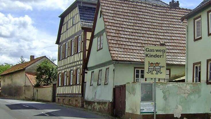 Das Ensemble aus Pfarrhaus, altem Schulhaus und Trips-Gebäude (von links) würde Verena Mörsner gern erhalten sehen. Foto: Verena Mörsner