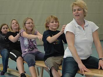 Sport mit Inge Bayersdorfer, Übungsleiterin beim TVEbern, sorgt für den nötigen Ausgleich. Denisha, Hannah, Sarah und Luca (von links) machen eifrig mit.