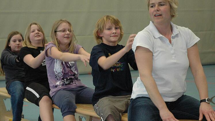 Sport mit Inge Bayersdorfer, Übungsleiterin beim TVEbern, sorgt für den nötigen Ausgleich. Denisha, Hannah, Sarah und Luca (von links) machen eifrig mit.