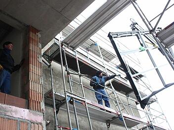 Bis zum Mai ist nicht mehr allzu viel Zeit: Im Augenblick werden die neuen Hallenfenster geliefert. Foto: Robert Huger