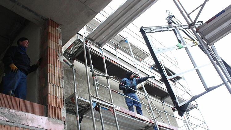 Bis zum Mai ist nicht mehr allzu viel Zeit: Im Augenblick werden die neuen Hallenfenster geliefert. Foto: Robert Huger