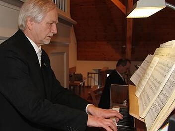 Heiner Beyer zauberte auf der Orgel in der katholischen Kirche in Untersteinach. Seit 45 Jahren ist er Organist im Nebenamt an der evangelischen Kirche.