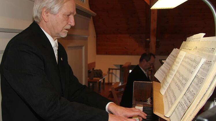 Heiner Beyer zauberte auf der Orgel in der katholischen Kirche in Untersteinach. Seit 45 Jahren ist er Organist im Nebenamt an der evangelischen Kirche.