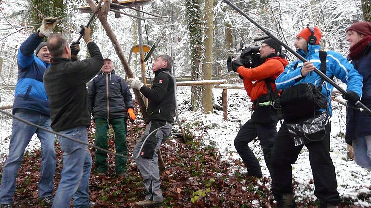 Das Team des Bayerischen Rundfunks filmt beim Liftaufbau im November.  Foto: Paul Pohlmann