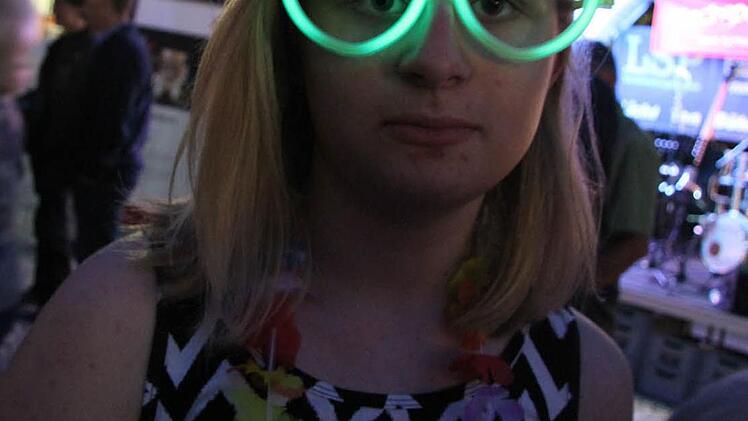 Witzig: Auch die Besucher machten bei der Illumination mit: Knicklichter als Haarreif und als Brille.