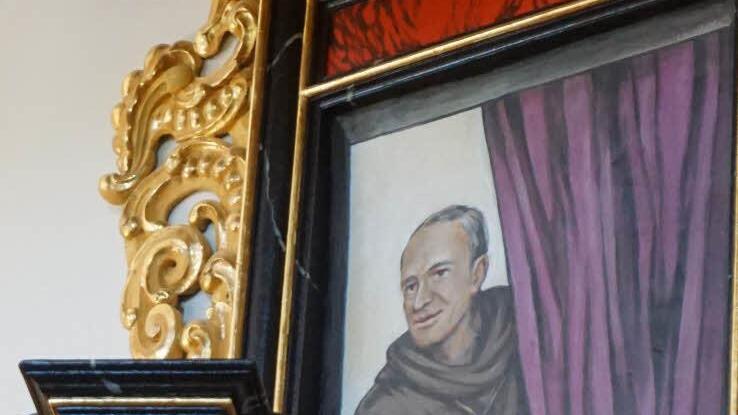 Auch die Kanzel wurde farblich wieder in ihre ursprüngliche Farbgebung versetzt. Eine nette Erinnerung an die Franziskaner, die bis 1967 am Volkersberg waren, ist das Bild das einen Franziskaner zeigt, der hinter eine Vorhang in den Kirchenraum spitzt. Foto: Marion Eckert