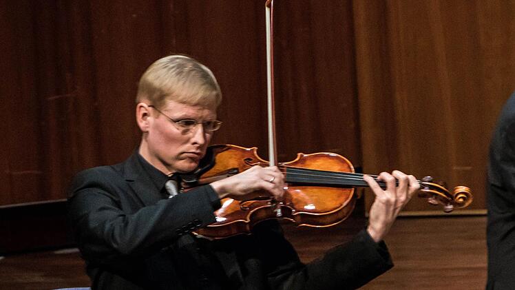 Das Coburger Kammertriobeeindruckte beim Konzert im Kongresshaus: Andreas Hilf an der Viola. Foto: Jochen Berger