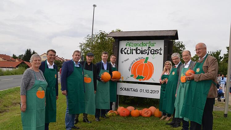 In Altendorf versammelte sich auch Politprominenz, um bei der Eröffnung der Kürbissaison dabei zu sein.