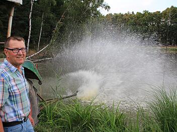 Wie viele seiner Kollegen lässt auch Leonhard Thomann mit einem an einen alten Traktor angeschlossenen Propeller Sauerstoff in seine Karpfenteiche sprudeln.   Foto: Andreas Dorsch