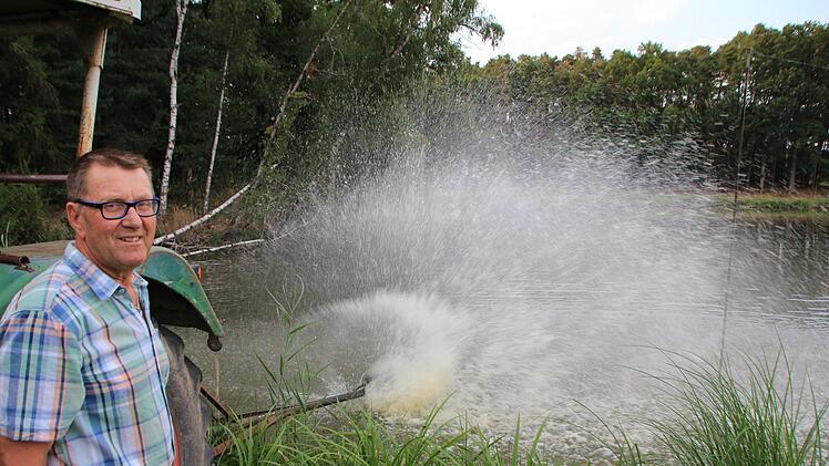 Wie viele seiner Kollegen lässt auch Leonhard Thomann mit einem an einen alten Traktor angeschlossenen Propeller Sauerstoff in seine Karpfenteiche sprudeln.   Foto: Andreas Dorsch